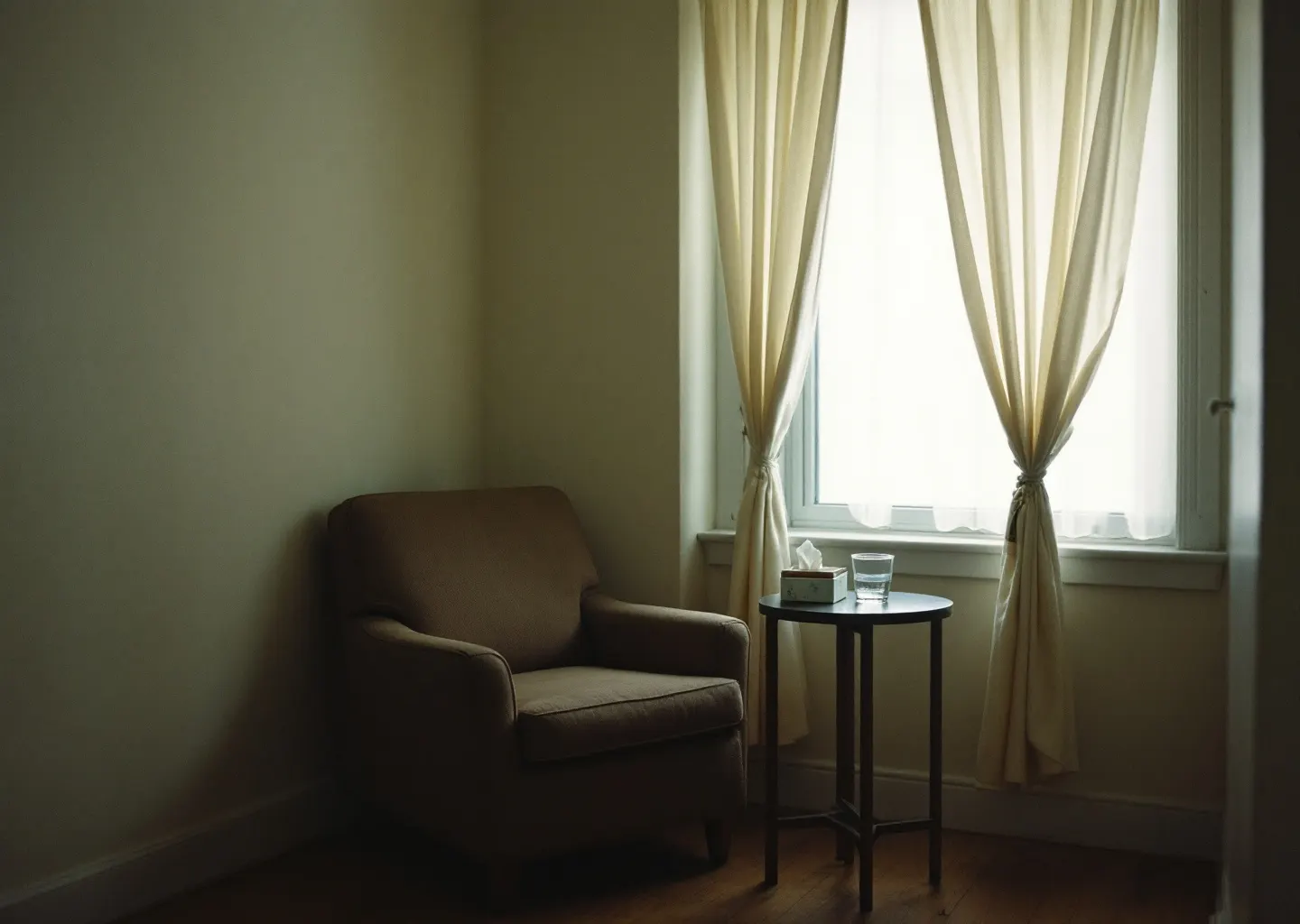 Fauteuil isolé près d'une fenêtre, dans un petit salon d'attente