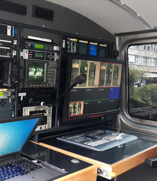 Poste d'observation équipé à l'intérieur d'une camionnette de surveillance