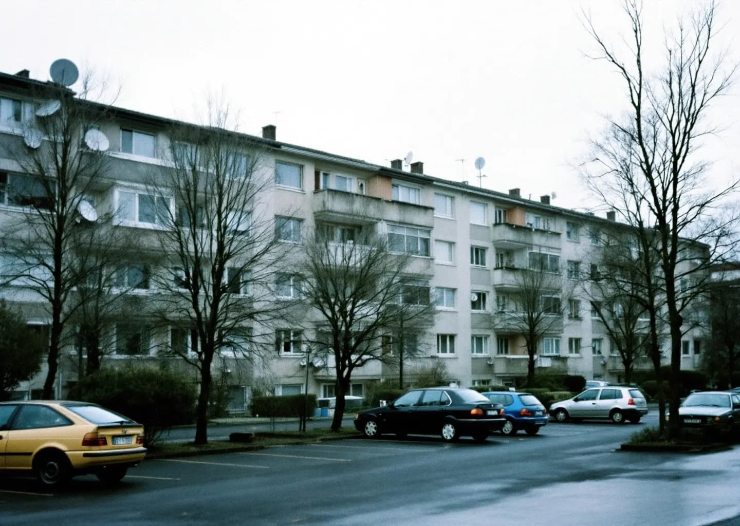 Façade d'immeuble d'habitation avec boîtes aux lettres et hall d'entrée