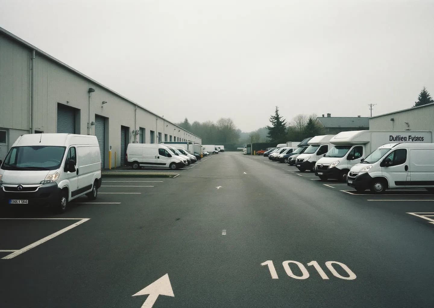 Zone d'activité en périphérie, quais de livraison et voie de service déserte