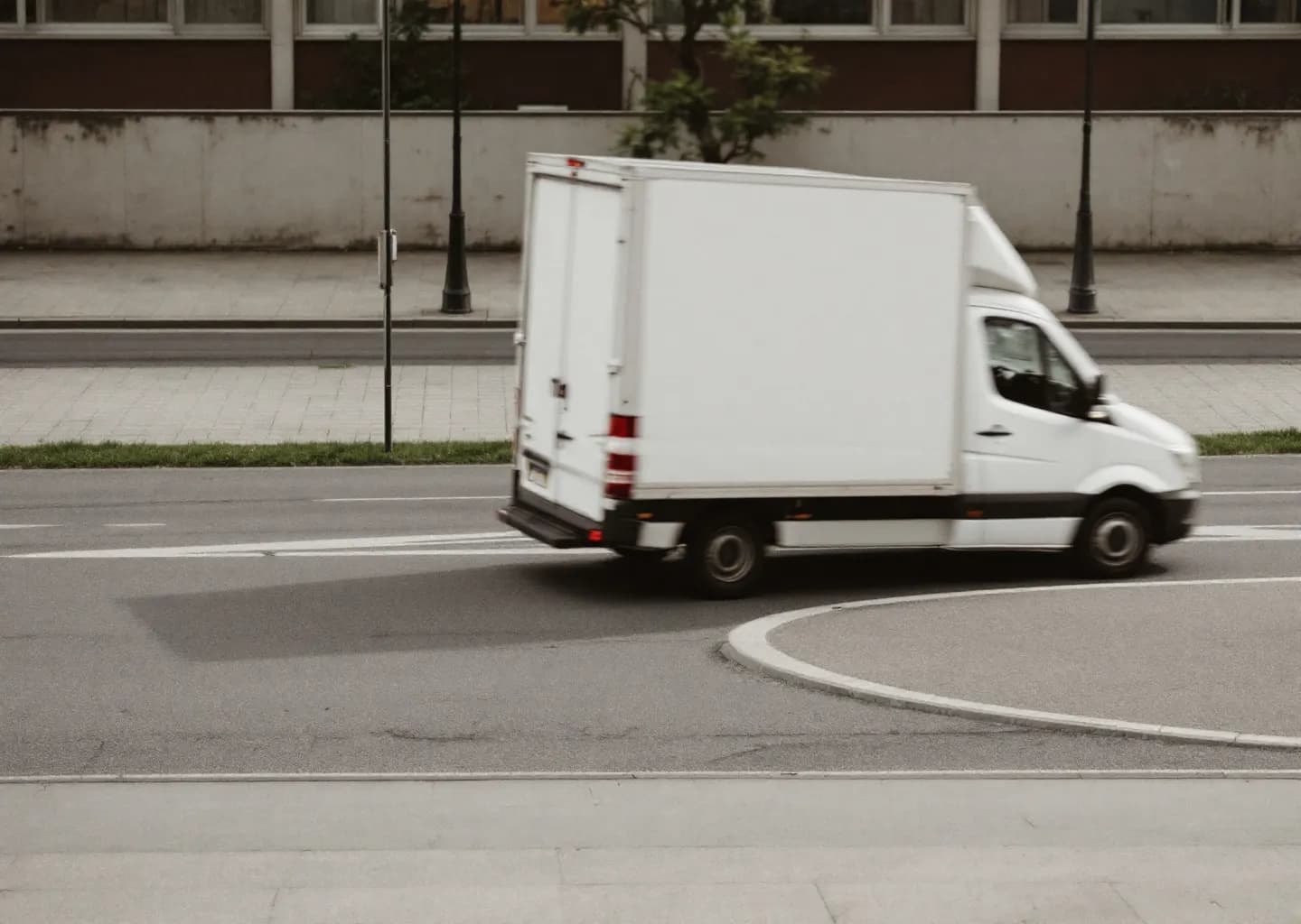 Camionnette de service stationnée dans une rue de banlieue, portes arrière fermées