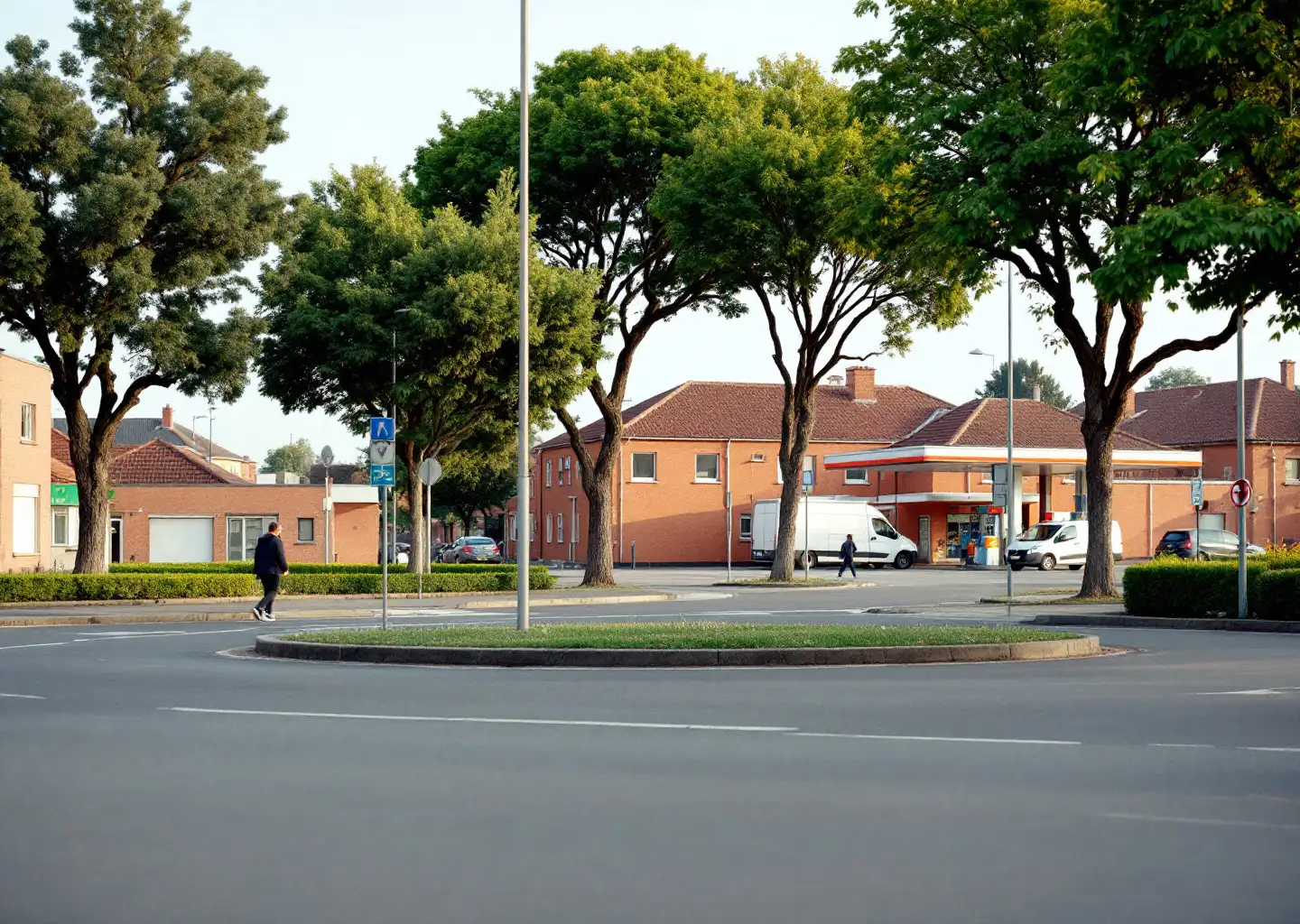 Entrée de ville sur une départementale : rond-point, station-service et hangars commerciaux